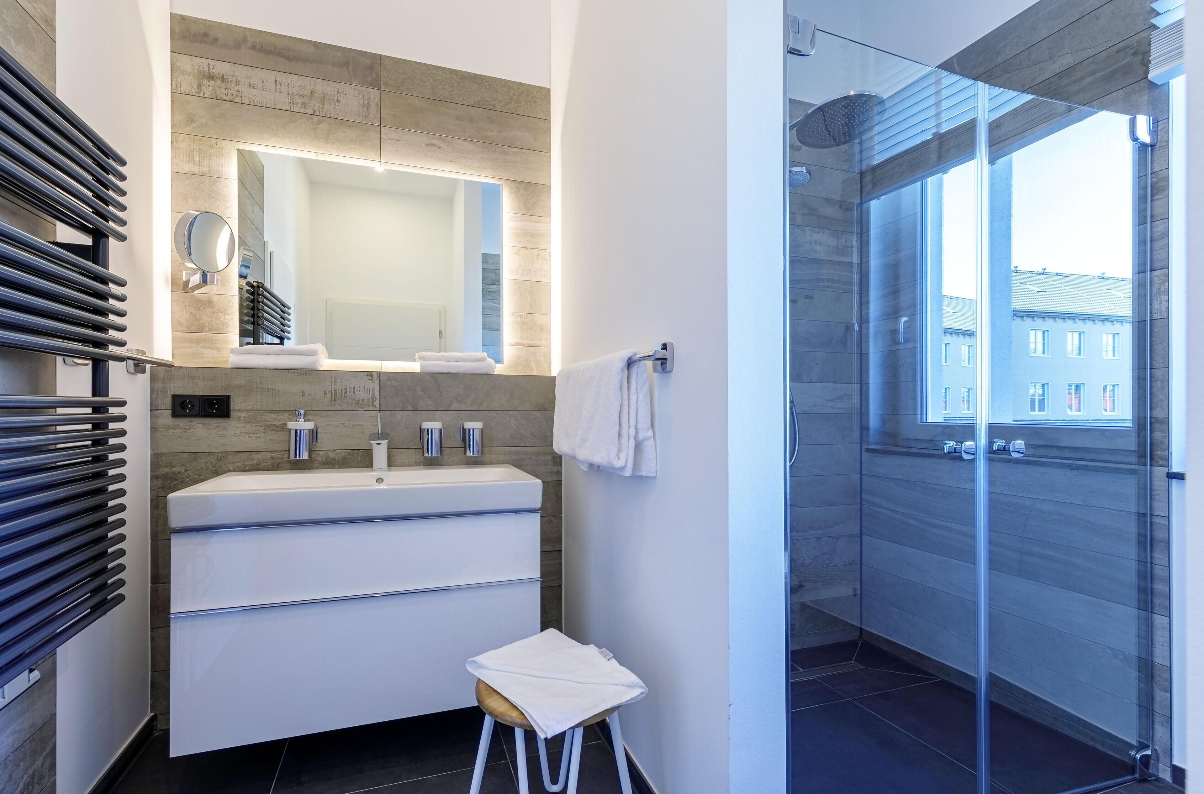 Shower, hair dryer, towels