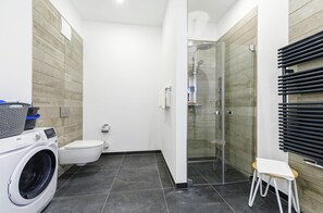 Dusche, Haartrockner, Handtücher