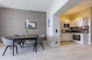 Fridge, microwave, oven, stovetop - 5-star vacation apartment Sandwelle with south-facing balcony and Bodden view (Wustrow)