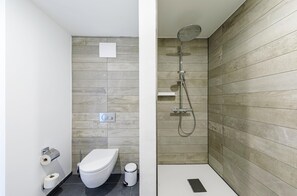 Douche, sèche-cheveux, serviettes fournies