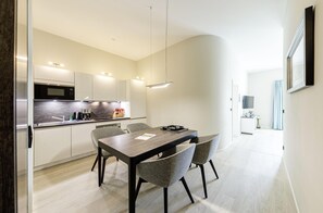 Fridge, microwave, oven, stovetop - 5-star vacation apartment Francis Drake Suite on the Baltic Sea - including beach chair (Wustrow)