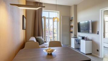 Een televisie en een stereo