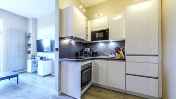 Een koelkast, een magnetron, een oven, een kookplaat