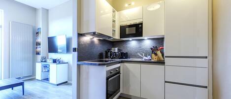 Køleskab, mikrobølgeovn, ovn, kogeplade