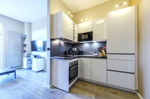 Fridge, microwave, oven, stovetop - 5-star vacation apartment Ostseezeit - your retreat between the Baltic Sea and the Bodden (Wustrow)