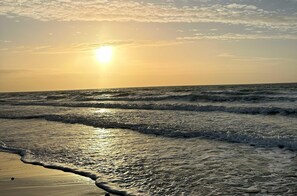 Ferienwohnung First Garden View Wustrow – atemberaubender Sonnenuntergang über der Ostsee mit sanft rauschenden Wellen