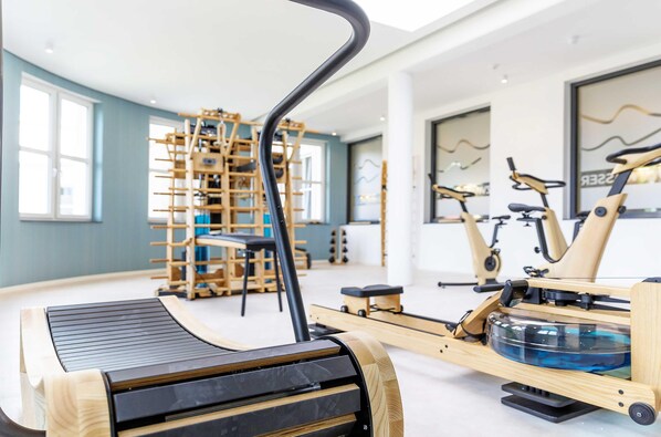 Ferienwohnung First Garden View Wustrow – hauseigener Fitnessbereich mit modernen Holz-Sportgeräten
