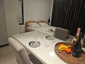 Basic-Einzelzimmer, Balkon, Blick auf die Anlage