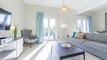 Een televisie en een stereo