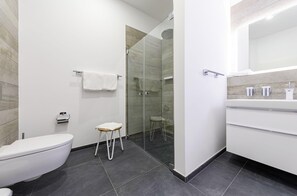 Bruser, hårtørrer, håndklæder