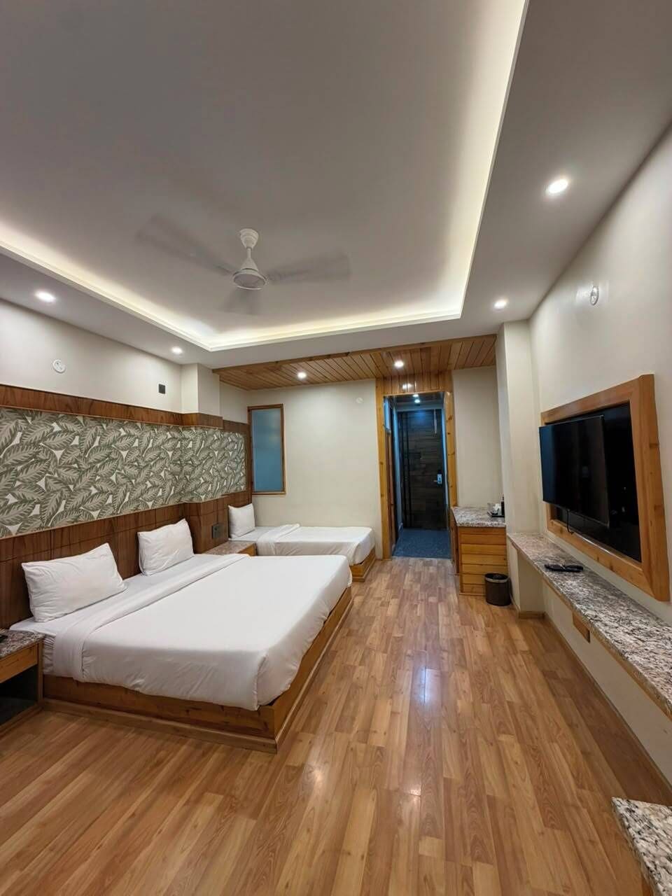 Business Room | Egyptian cotton sheets, premium bedding, memory foam beds, desk