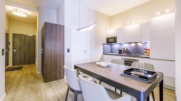 Jääkaappi, mikroaaltouuni, uuni, liesi