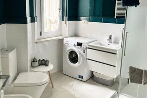 Douche, séchoir à cheveux, bidet, serviettes fournies