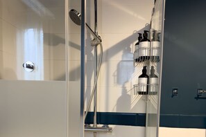 Dusj, hårføner, bidé og håndklær