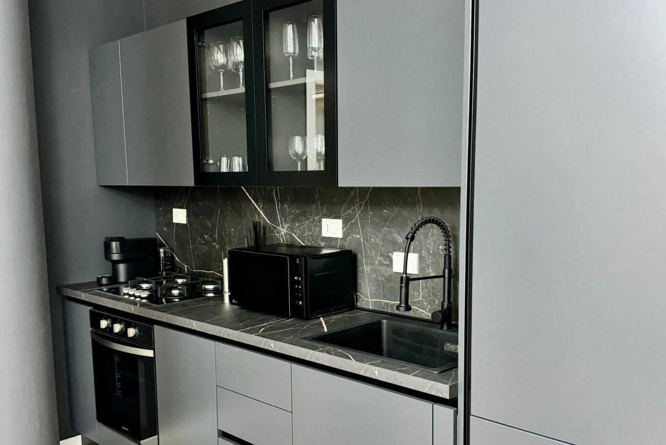 Frigorifero, forno, piano cottura, lavastoviglie