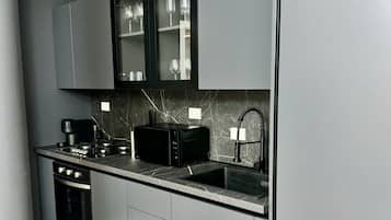 Frigorifero, forno, piano cottura, lavastoviglie