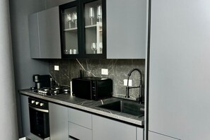 Fridge, oven, stovetop, dishwasher