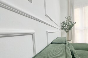 Interior - 65 sqm apartment for 4 people, located on the second floor of a building without an elevator, featuring a balcony. Situated in the Lingotto neighborhood, a convenient and well-served area, close to the Regina Margherita Hospital and just minutes from Lin (Torino)