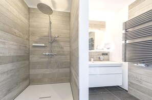 Shower, hair dryer, towels - 5-star vacation apartment Seebadperle with a view of the Saaler Bodden (Wustrow)