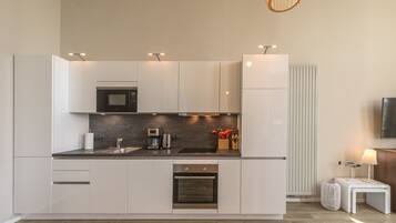 Een koelkast, een magnetron, een oven, een kookplaat