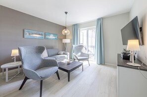 Una televisión, un reproductor estéreo