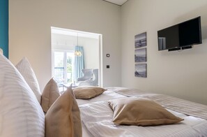 2 bedrooms, iron/ironing board, free WiFi, bed sheets - Vasco da Gama Suite vacation apartment between the Baltic Sea and the Bodden (Wustrow)