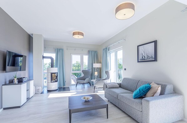 TV, fireplace, stereo