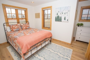 3 bedrooms, desk, free WiFi, bed sheets - Fenced Backyard! Dog-friendly! Bus Shuttle! (Crested Butte)