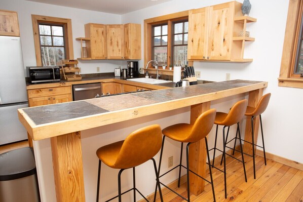 Frigorifero, microonde, forno, piano cottura