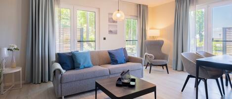 Televisión, chimenea y estéreo