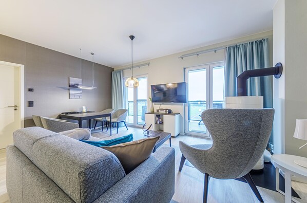 Una televisión, un reproductor estéreo