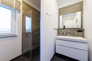 Secador de pelo y toallas