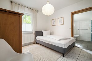 3 slaapkamers, een strijkplank/strijkijzer, gratis wifi, beddengoed