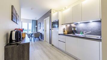 Kühlschrank, Mikrowelle, Ofen, Herdplatte