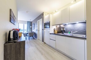 Kjøleskap, mikrobølgeovn, ovn og kokeplater