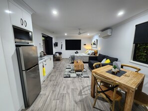 Luxury Cabin | Living area | Flat-screen TV - Jubri's Hideaway (Dalby)