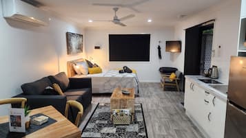 Luxury Cabin | Iron/ironing board, free WiFi