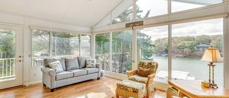 Nhà (4 Bedrooms) | Khu phòng khách | TV, sách