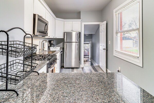 Apartment (2 Bedrooms) | Interior - 4 Mi to Dtwn: Detroit Townhome Near North End (Detroit)