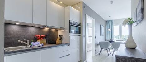 Réfrigérateur, micro-ondes, four, plaque de cuisson