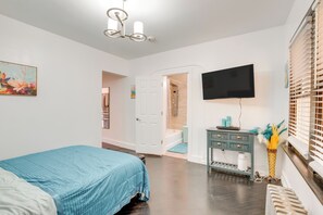 Apartment (0 Bedroom) | Interior - 1 Mi to Train Station: Quiet Apartment in Newark (Newark)