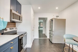 Apartment (0 Bedroom) | Interior - 1 Mi to Train Station: Quiet Apartment in Newark (Newark)