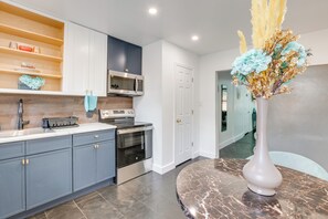 Apartment (0 Bedroom) | Interior - 1 Mi to Train Station: Quiet Apartment in Newark (Newark)