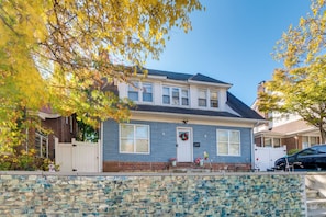 Apartment (0 Bedroom) | Interior - 1 Mi to Train Station: Quiet Apartment in Newark (Newark)