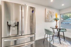 Apartment (0 Bedroom) | Interior - 1 Mi to Train Station: Quiet Apartment in Newark (Newark)