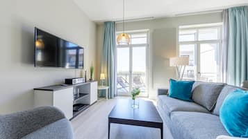 Een televisie en een stereo