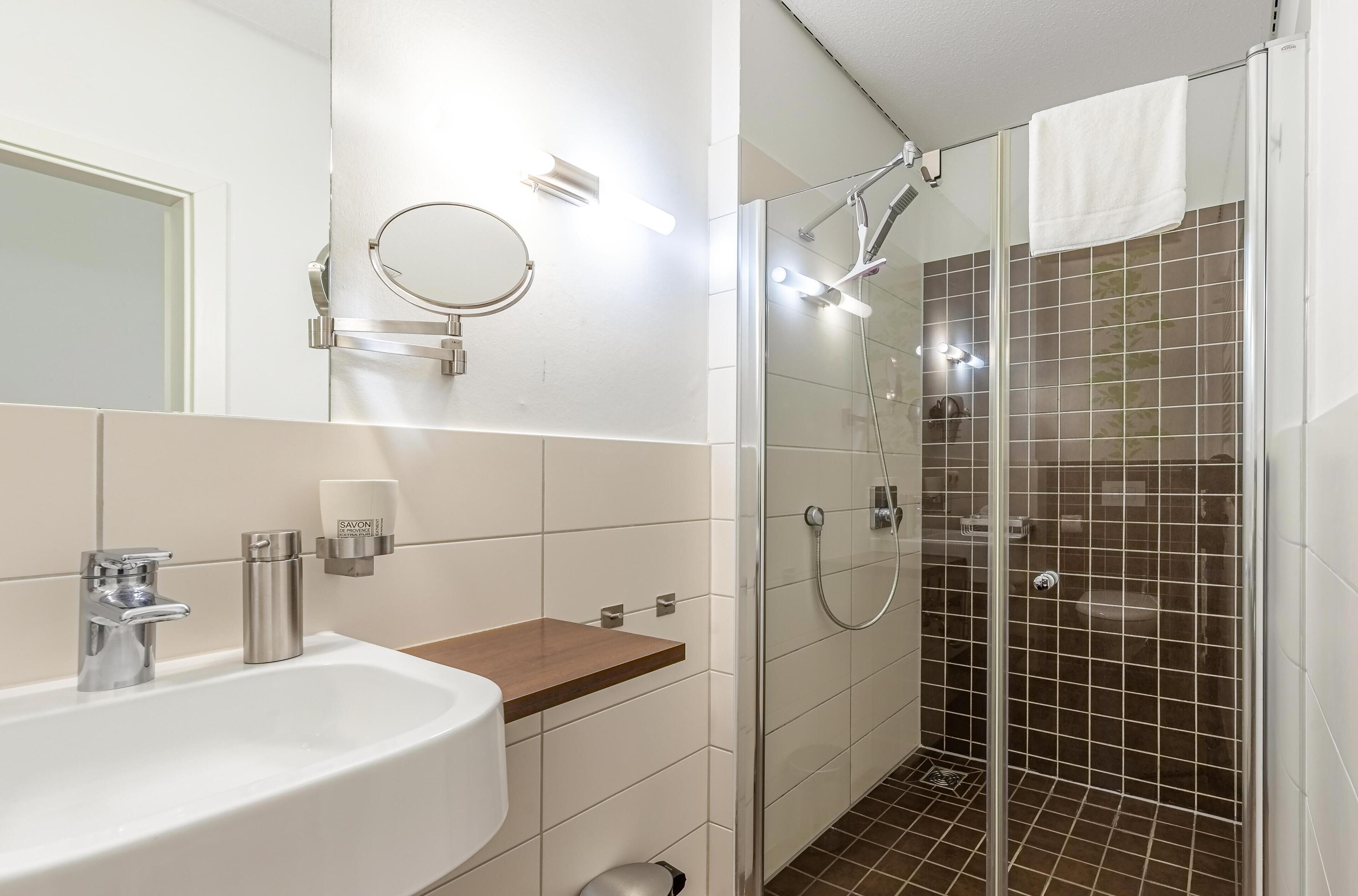 Een douche, een haardroger, handdoeken