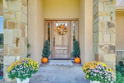 4英里到市中心：斯蒂芬维尔的带泳池之家！