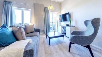 Een televisie en een stereo