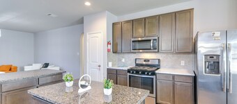 Fenced Yard & Gas Grill: Spacious Home in Richmond